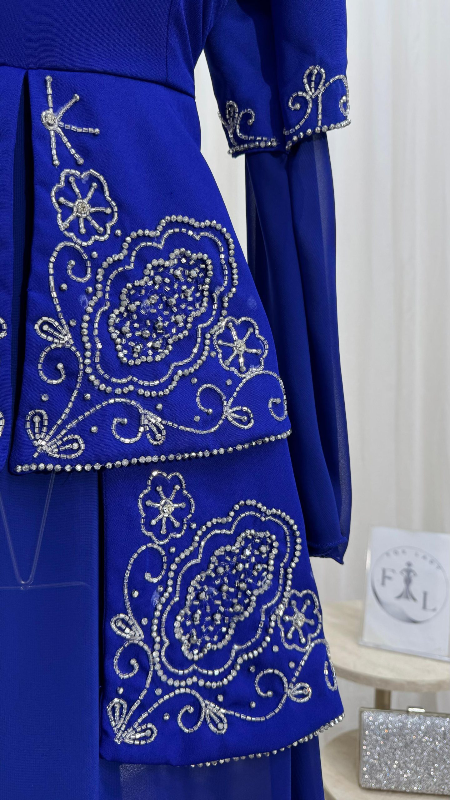 فستان سهرة طويل مزخرف بالخرز بلون الأزرق الملكي - الصورة 6