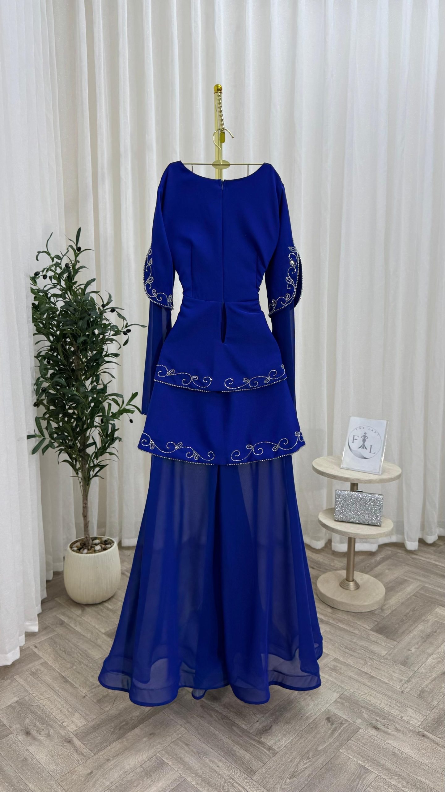 فستان سهرة طويل مزخرف بالخرز بلون الأزرق الملكي - الصورة 3
