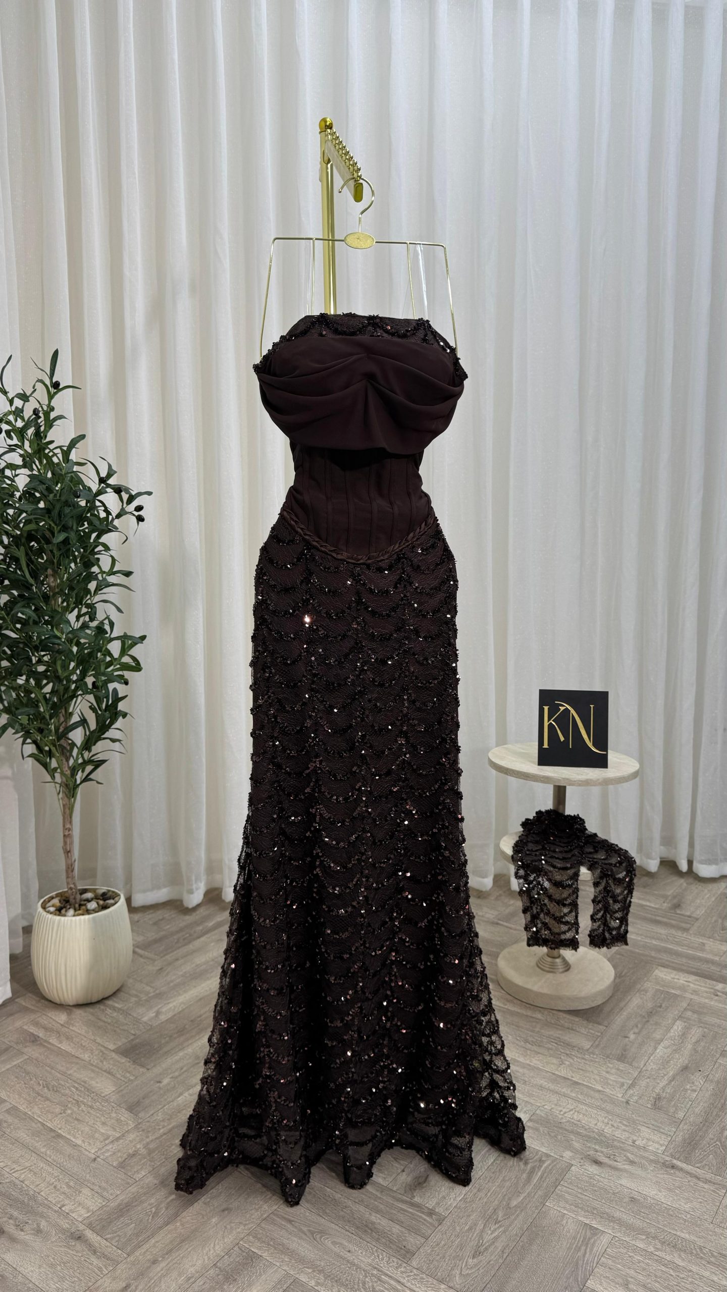 فستان سهرة مزخرف بالخرز بلون البني الداكن - الصورة 2