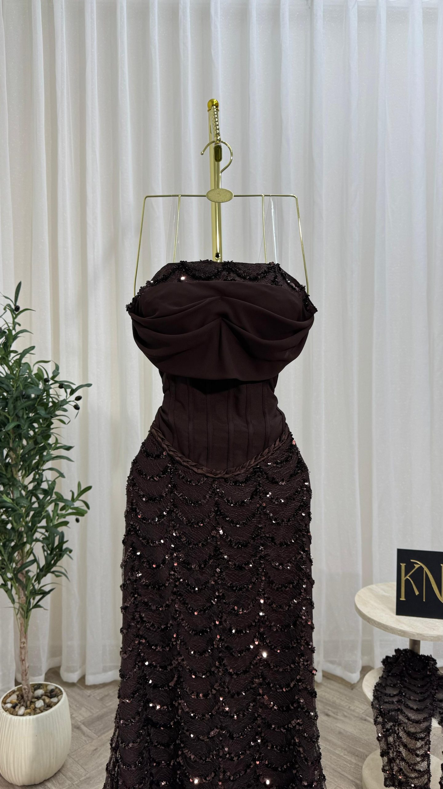 فستان سهرة مزخرف بالخرز بلون البني الداكن - الصورة 3