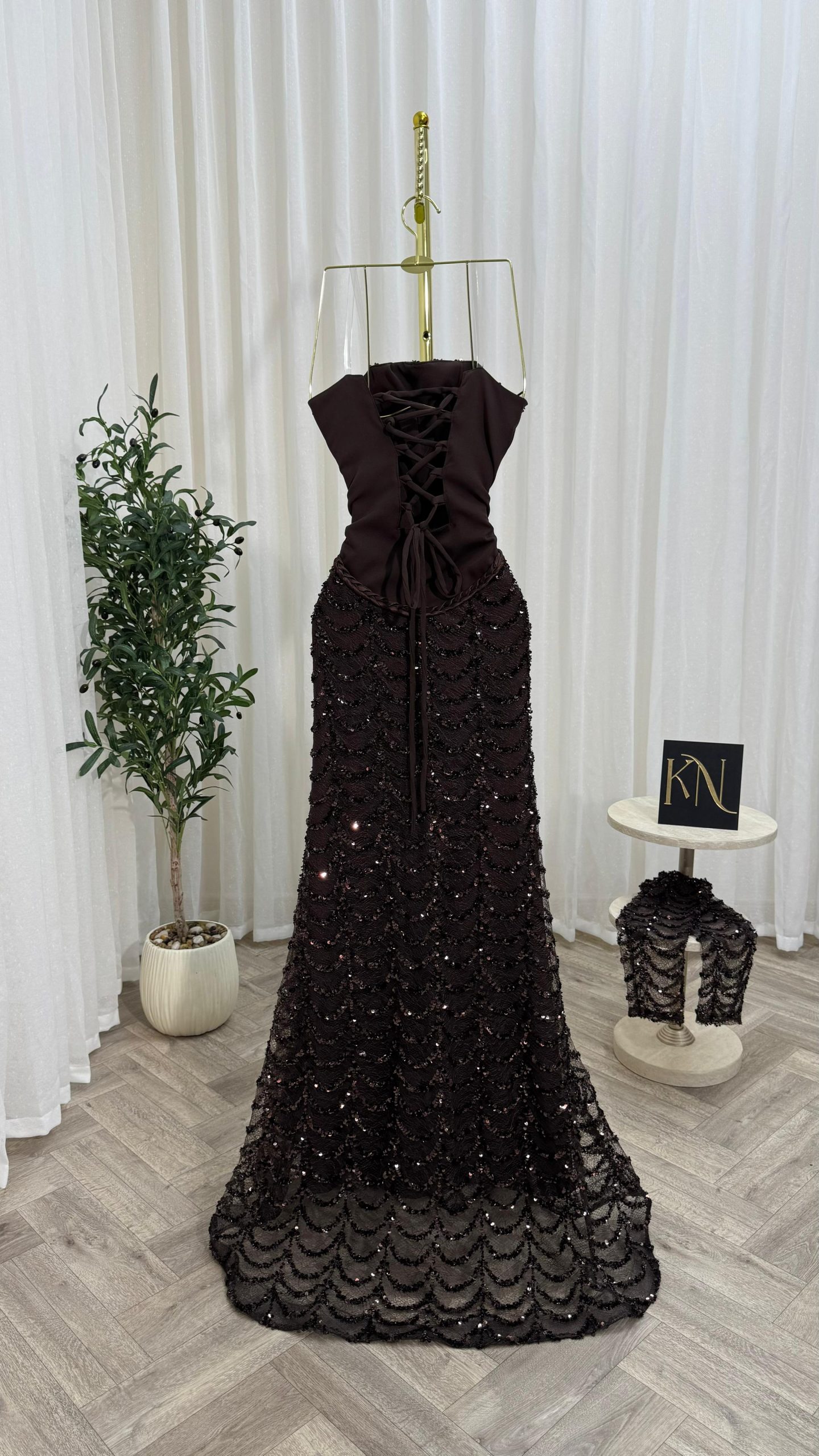 فستان سهرة مزخرف بالخرز بلون البني الداكن - الصورة 4