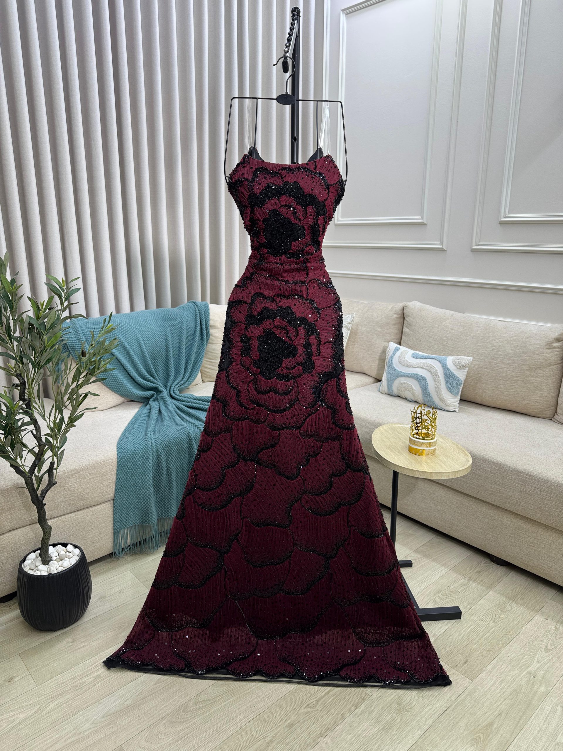 فستان سهرة مزخرف بالأزهار اللامعة من روزيتا – اللون العنابي - الصورة 4