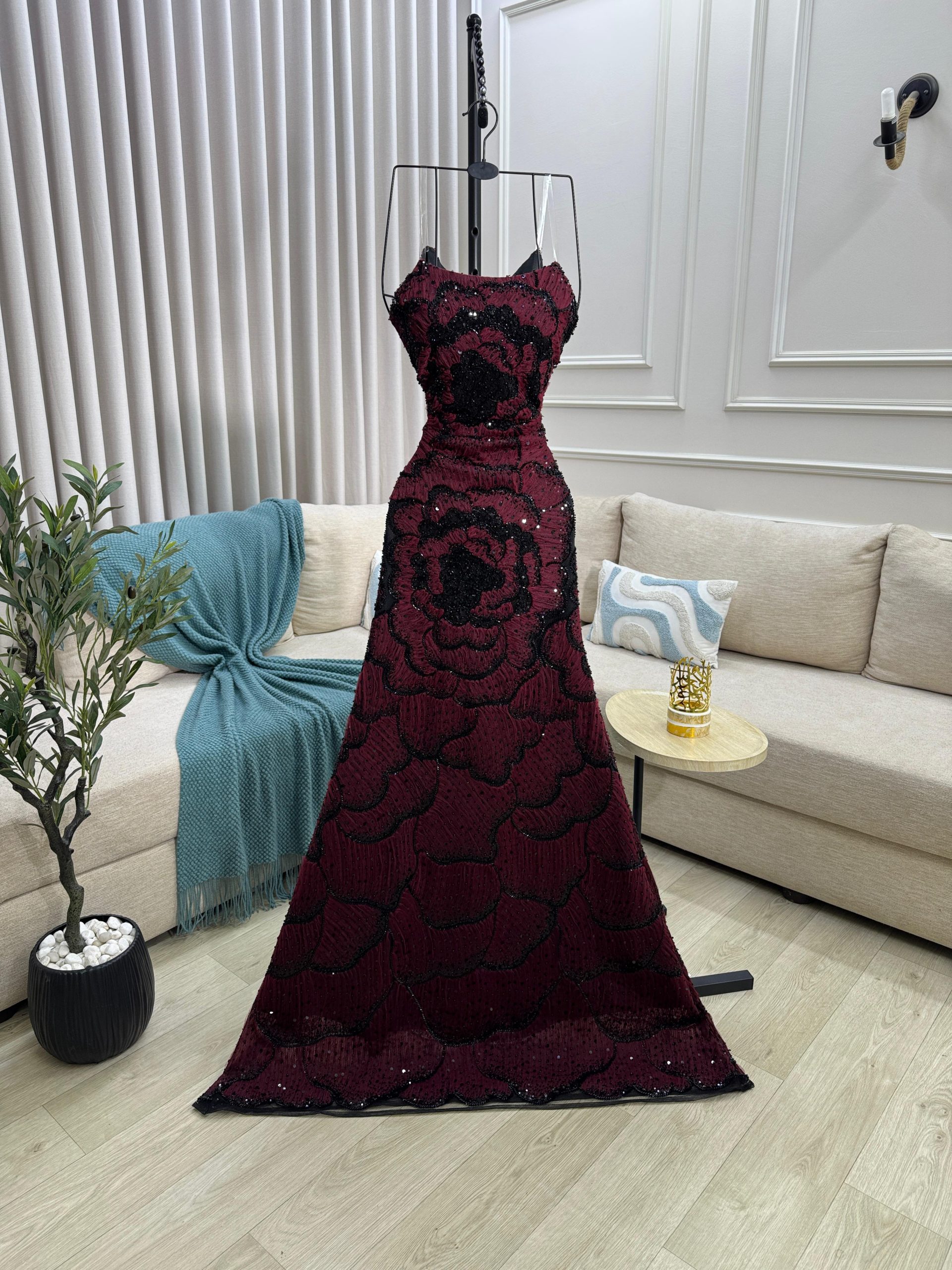 فستان سهرة مزخرف بالأزهار اللامعة من روزيتا – اللون العنابي - الصورة 2