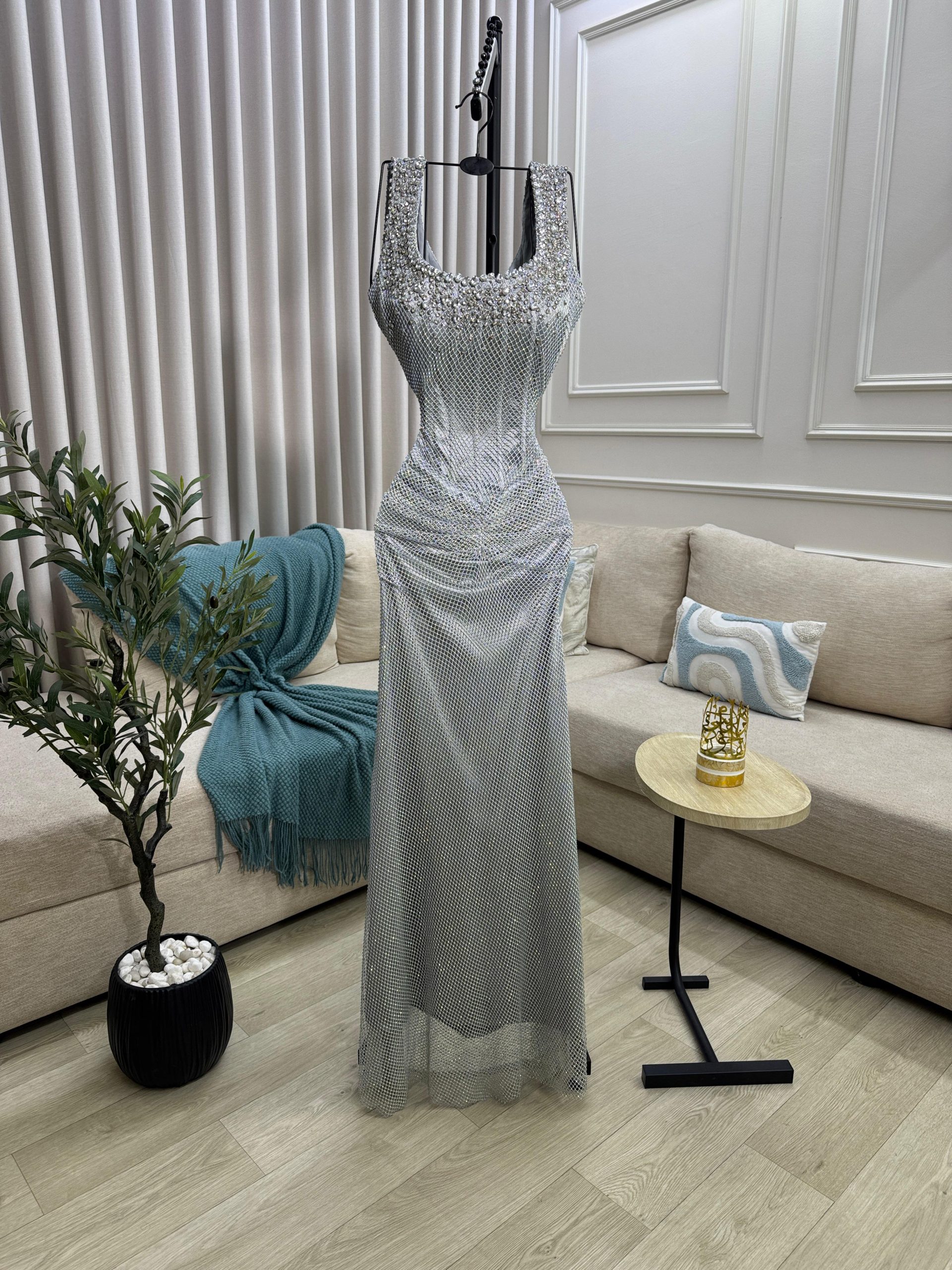 فستان سهرة مزخرف بالخرز اللامع الون الفضي - الصورة 5