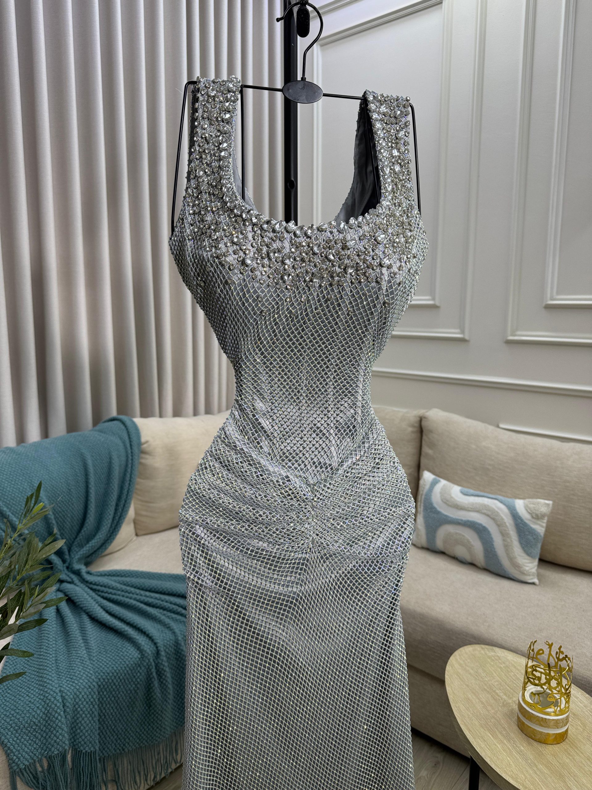 فستان سهرة مزخرف بالخرز اللامع الون الفضي - الصورة 4