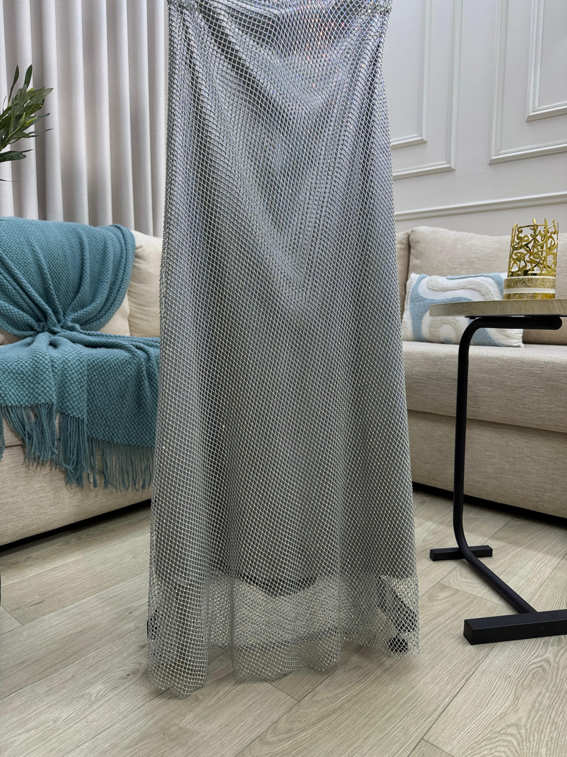 فستان سهرة مزخرف بالخرز اللامع الون الفضي - الصورة 3