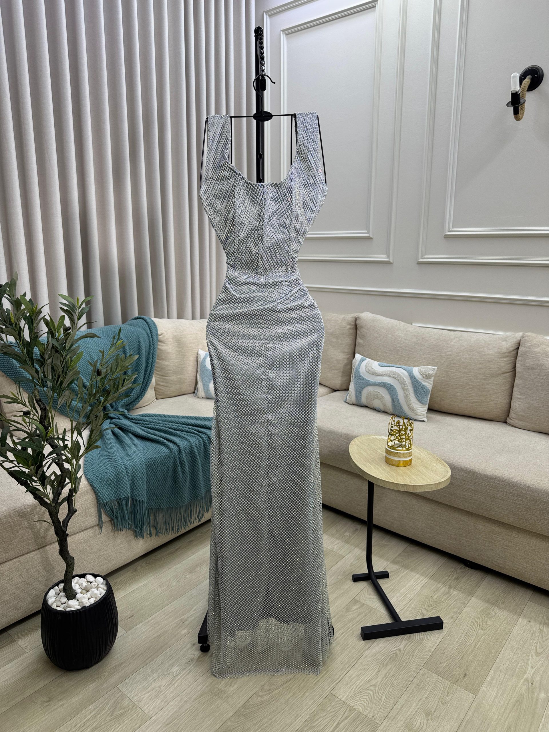 فستان سهرة مزخرف بالخرز اللامع الون الفضي - الصورة 2