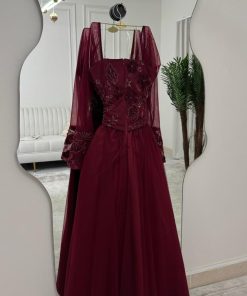 Alternative view of فستان سهرة عنابي مطرز بأكمام شفافة واسعة تصميم فخم وإطلالة ملكية