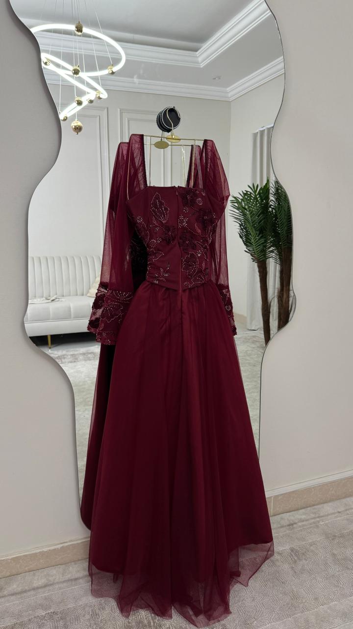 فستان سهرة عنابي مطرز بأكمام شفافة واسعة تصميم فخم وإطلالة ملكية - الصورة 2