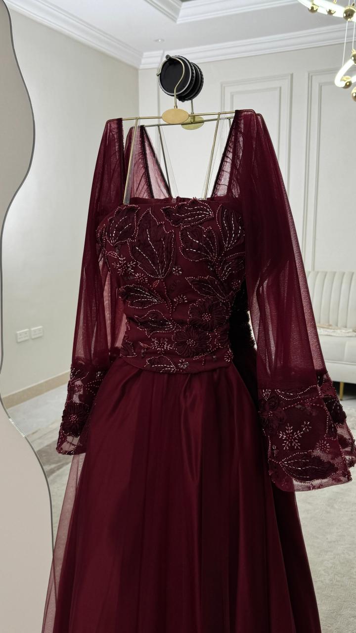 فستان سهرة عنابي مطرز بأكمام شفافة واسعة تصميم فخم وإطلالة ملكية - الصورة 4