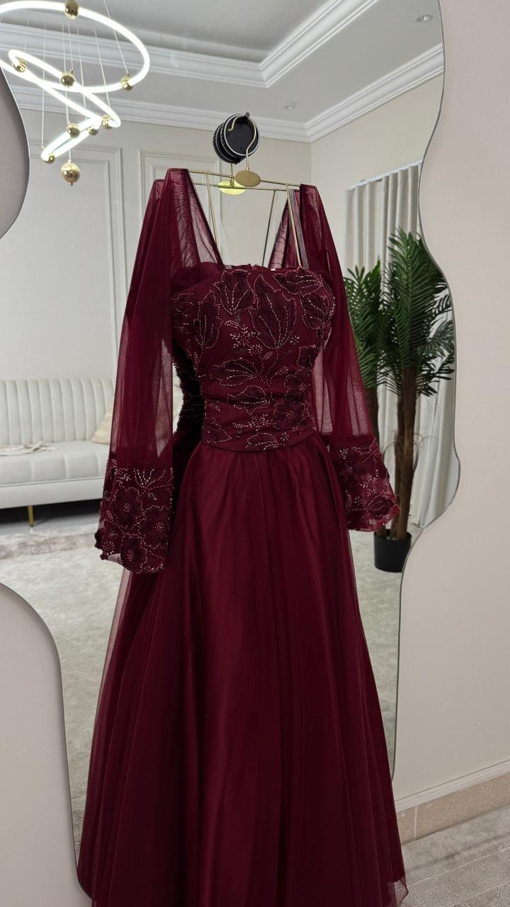 فستان سهرة عنابي مطرز بأكمام شفافة واسعة تصميم فخم وإطلالة ملكية - الصورة 3