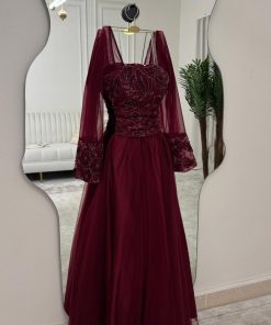 فستان سهرة عنابي مطرز بأكمام شفافة واسعة تصميم فخم وإطلالة ملكية