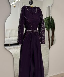 فستان سهرة بنفسجي دانتيل مع خرز لامع – تصميم فاخر بأكمام طويلة للمناسبات | روزيتا السعودية