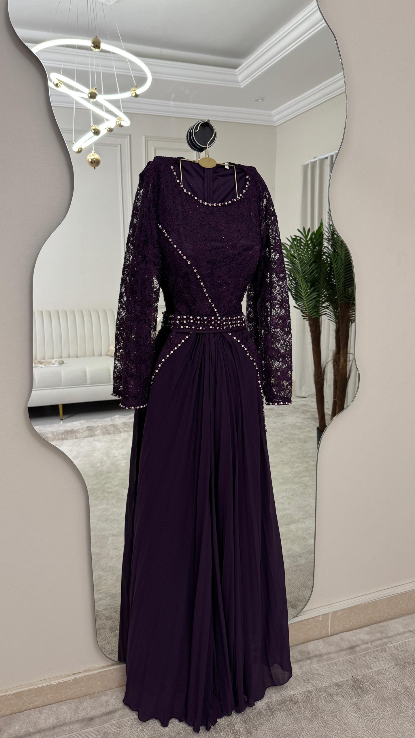فستان سهرة بنفسجي دانتيل مع خرز لامع – تصميم فاخر بأكمام طويلة للمناسبات | روزيتا السعودية