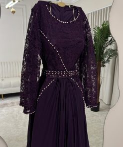 Alternative view of فستان سهرة بنفسجي دانتيل مع خرز لامع – تصميم فاخر بأكمام طويلة للمناسبات