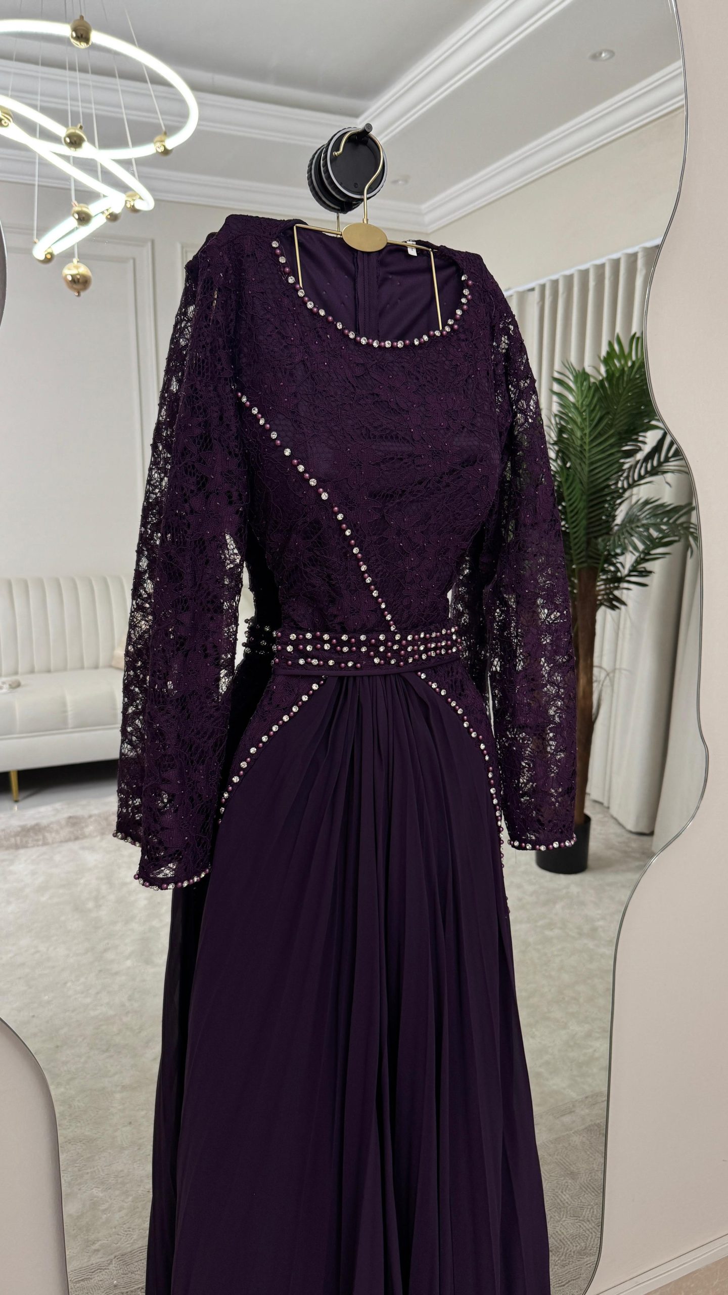 فستان سهرة بنفسجي دانتيل مع خرز لامع – تصميم فاخر بأكمام طويلة للمناسبات - الصورة 2