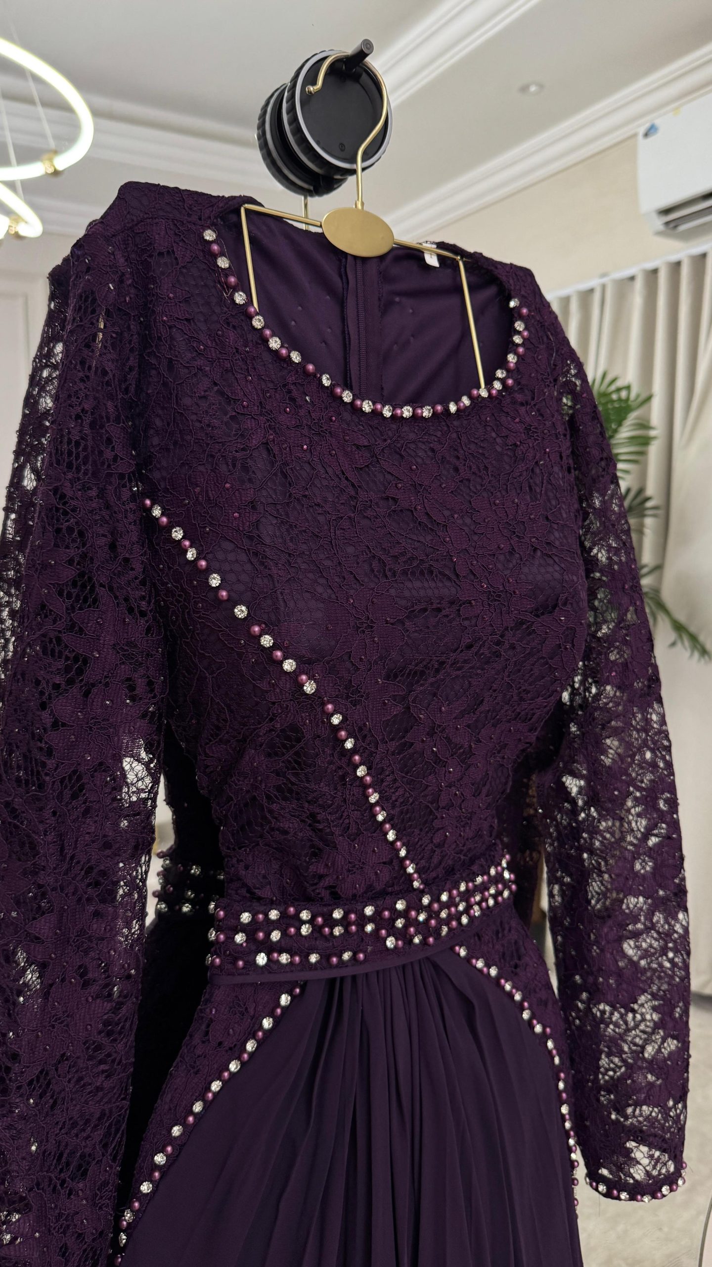 فستان سهرة بنفسجي دانتيل مع خرز لامع – تصميم فاخر بأكمام طويلة للمناسبات - الصورة 4