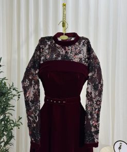 Alternative view of فستان سهرة عنابي مخمل مع أكمام دانتيل مطرزة أناقة فاخرة للمناسبات