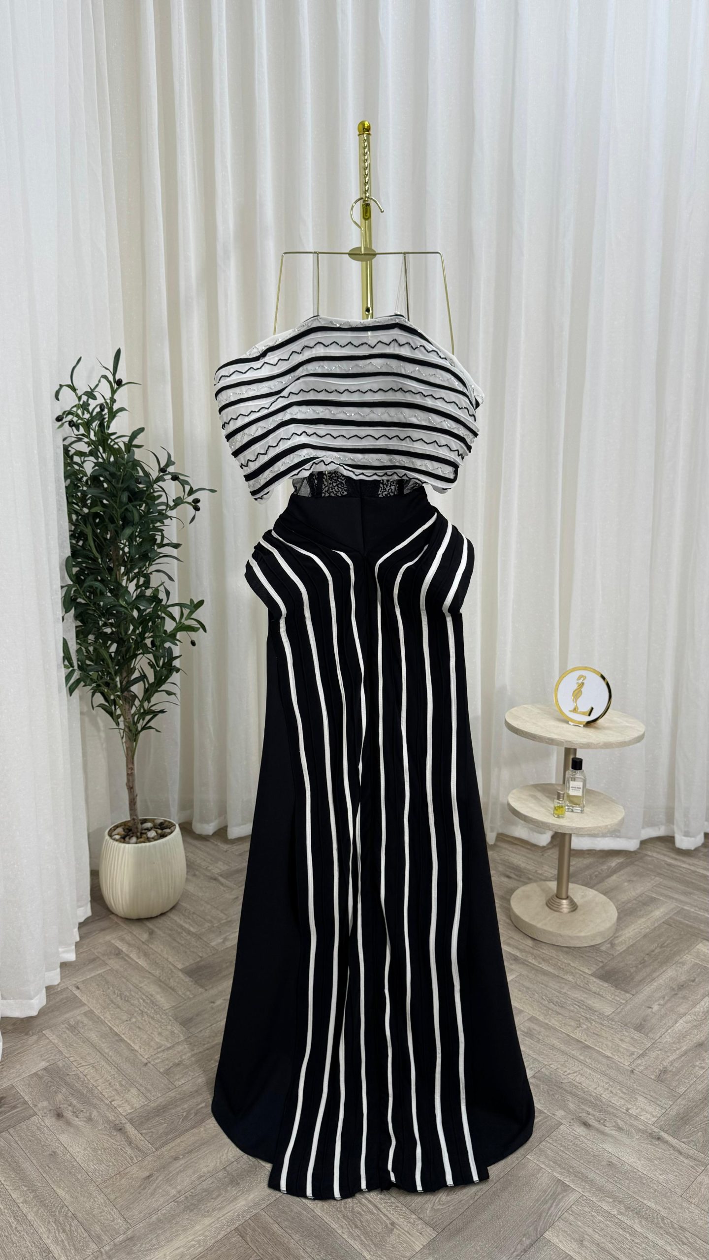فستان سهرة أسود وأبيض بخطوط طولية وتصميم كتف درامي إطلالة فاخرة وعصرية - الصورة 6