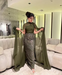 فستان سهرة زيتوني مطرّز مع كاب شيفون طويل – إطلالة ملكية فاخرة | روزيتا السعودية