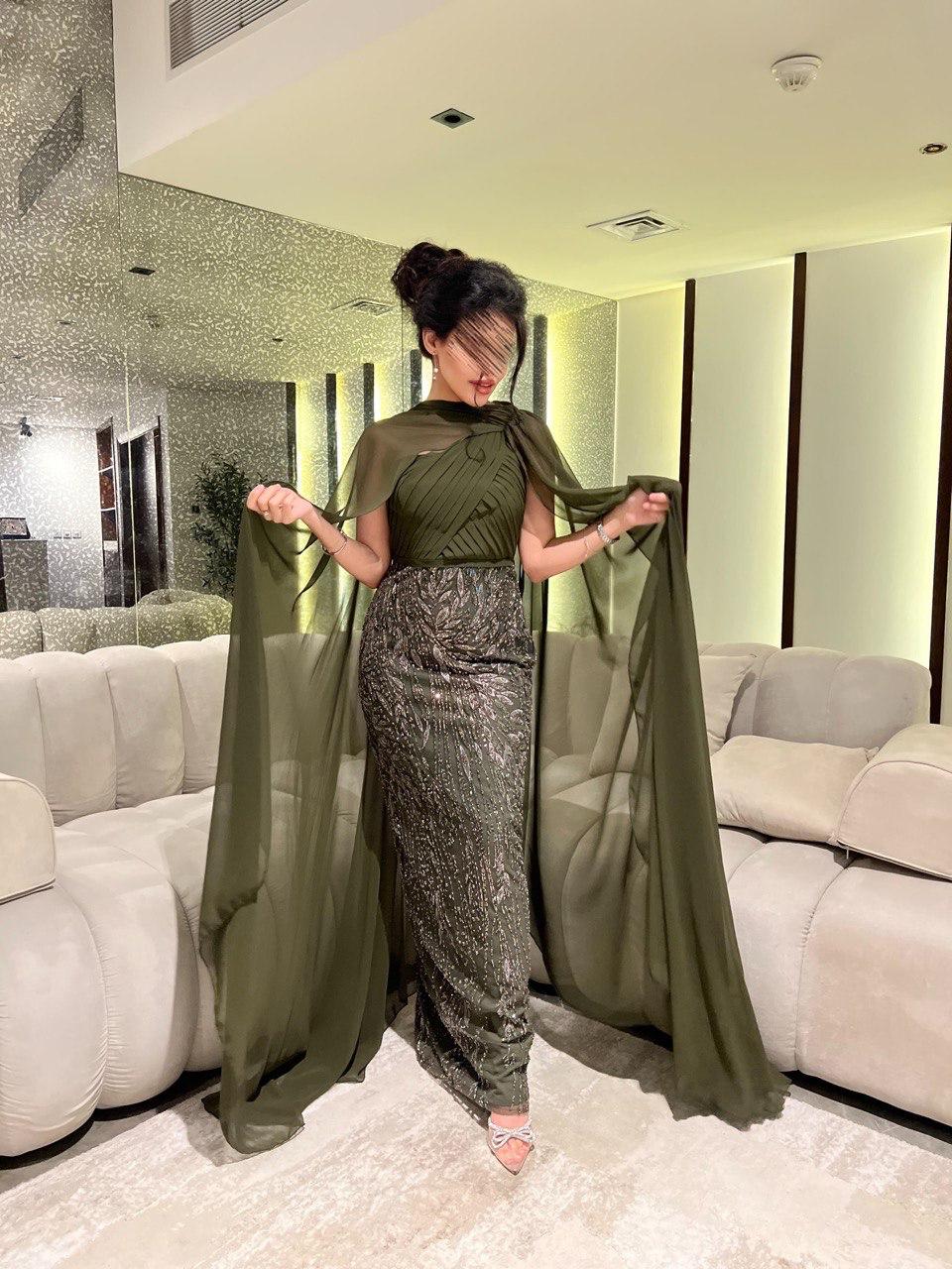 فستان سهرة زيتوني مطرّز مع كاب شيفون طويل – إطلالة ملكية فاخرة | روزيتا السعودية