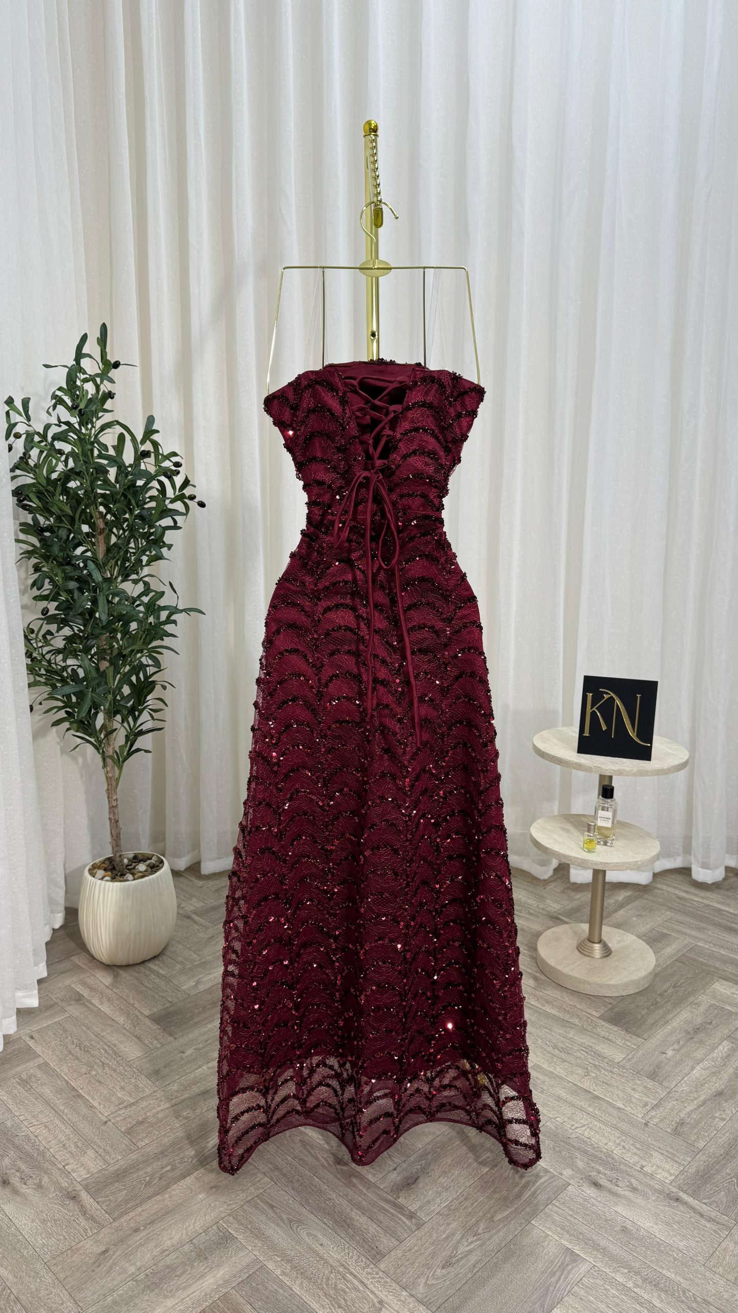 فستان سهرة عنابي مزخرف بالترترتصميم فاخر وأنيق للسهرات والمناسبات - الصورة 3