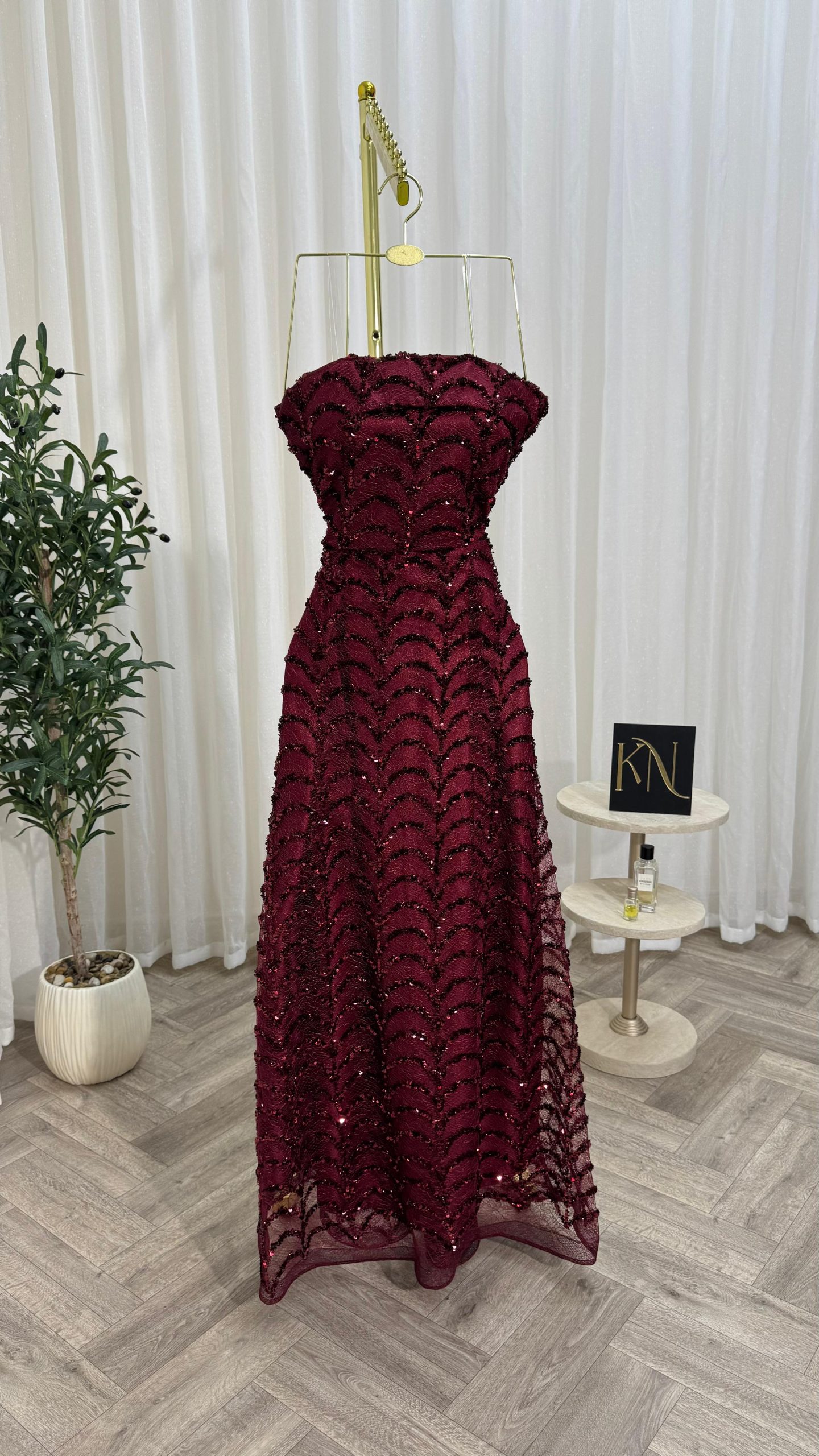 فستان سهرة عنابي مزخرف بالترترتصميم فاخر وأنيق للسهرات والمناسبات - الصورة 2