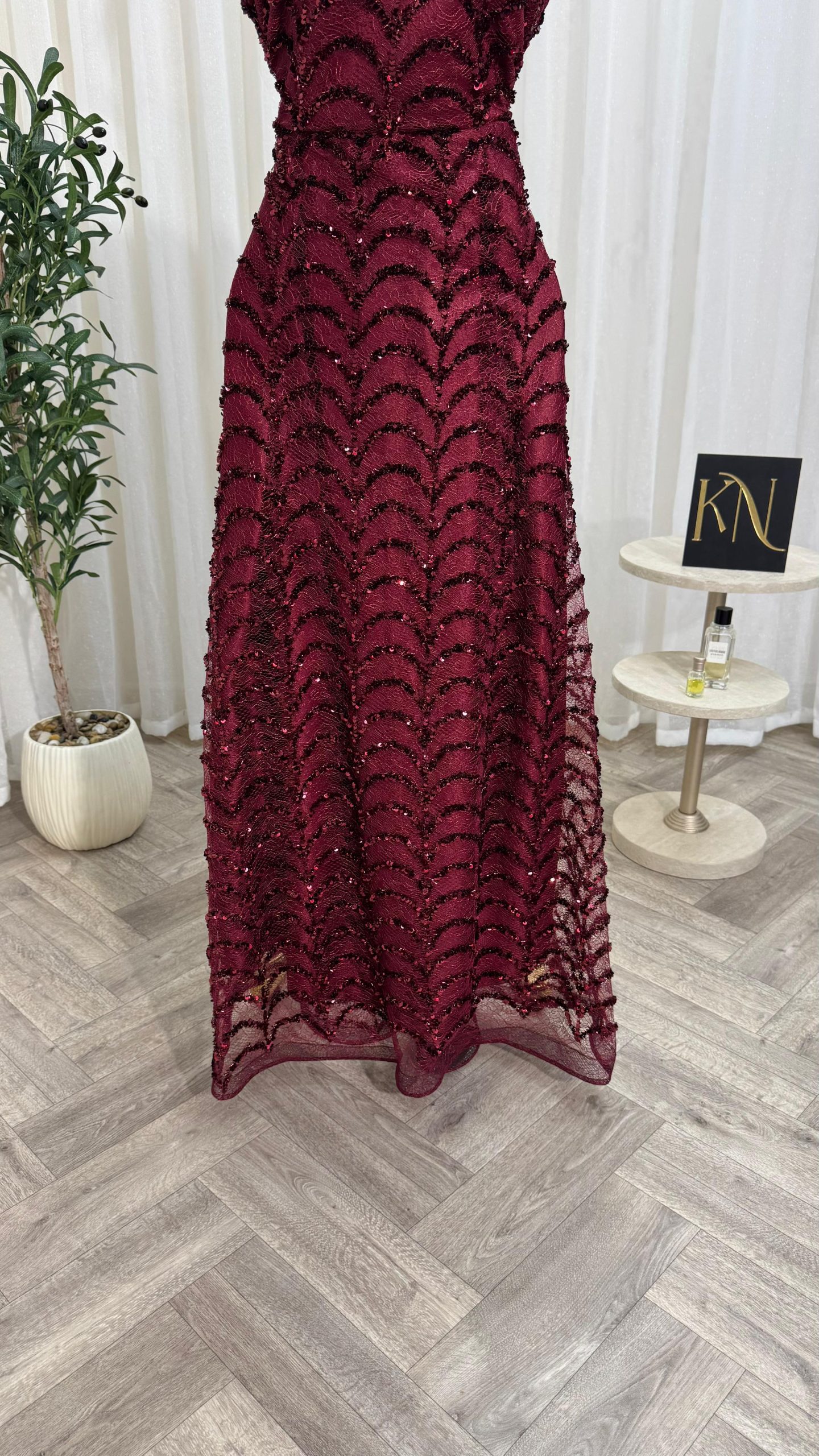 فستان سهرة عنابي مزخرف بالترترتصميم فاخر وأنيق للسهرات والمناسبات - الصورة 4