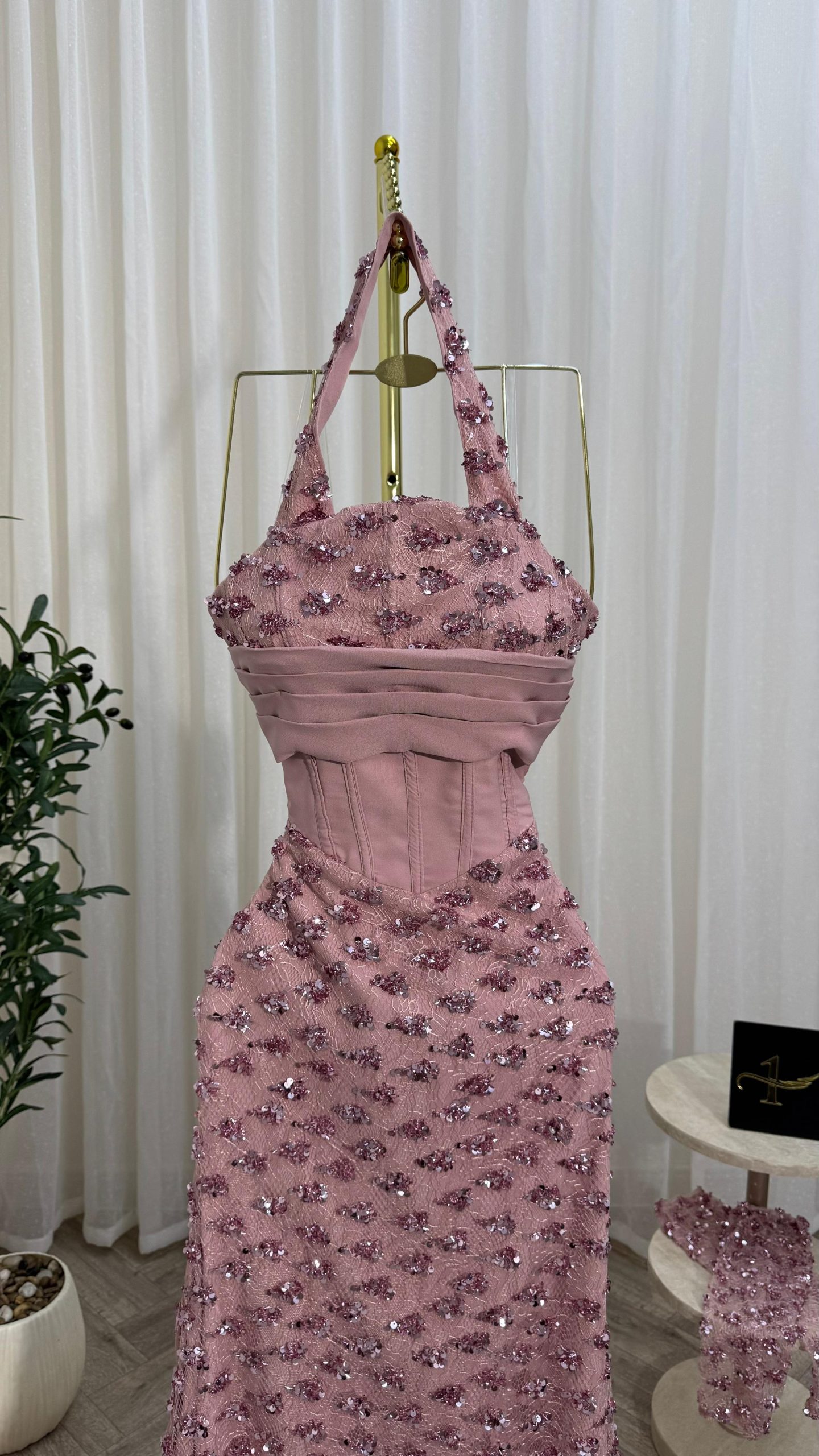 فستان سهرة وردي مزخرف بالترتر تصميم أنيق ومبهر للمناسبات الخاصة - الصورة 4