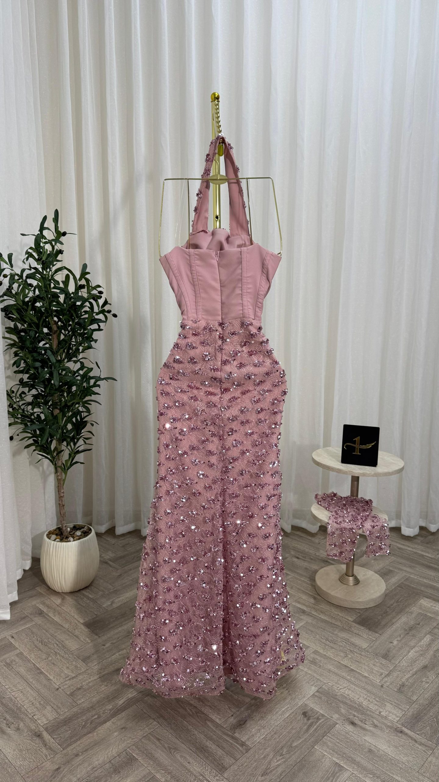 فستان سهرة وردي مزخرف بالترتر تصميم أنيق ومبهر للمناسبات الخاصة - الصورة 2