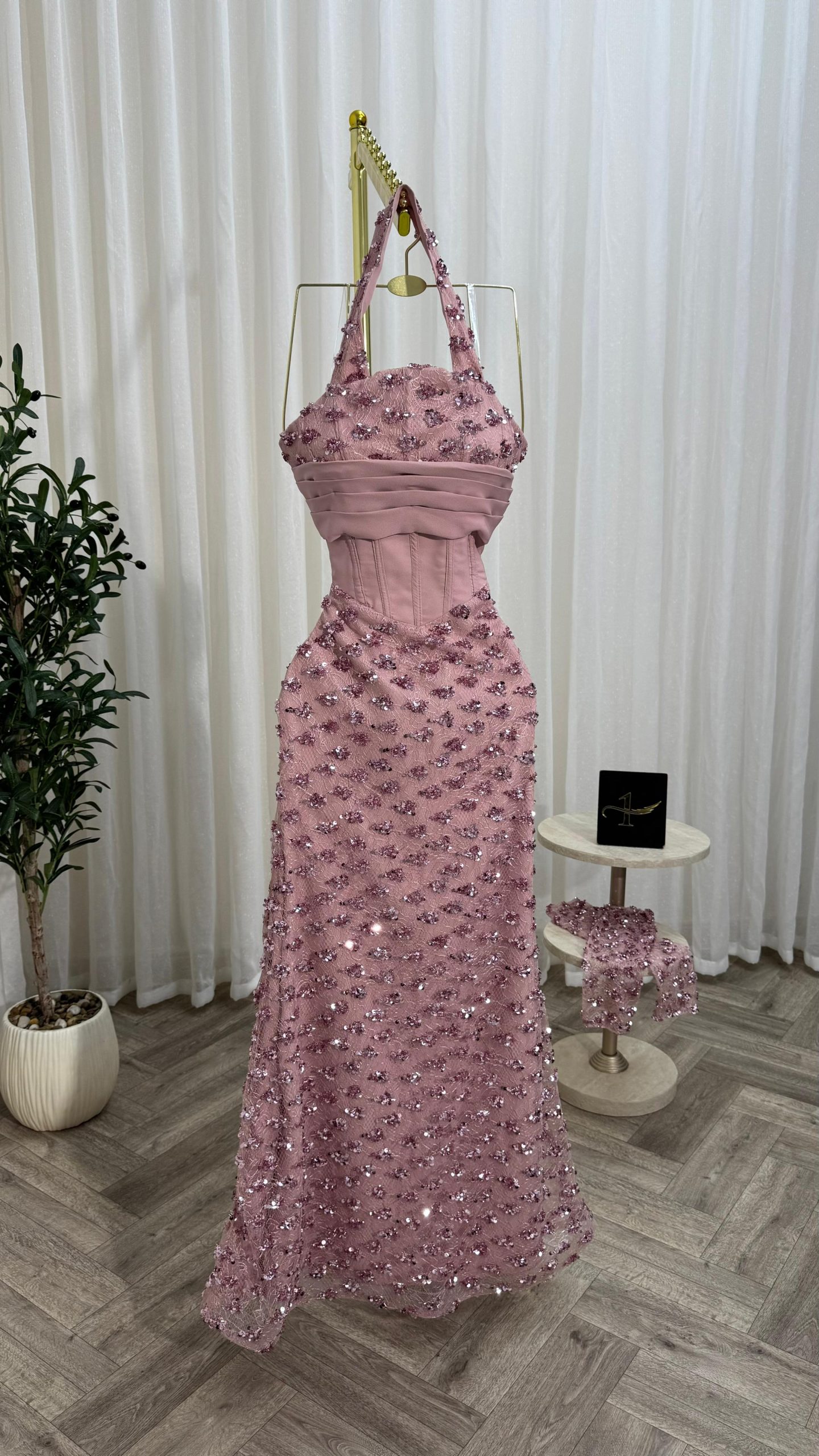 فستان سهرة وردي مزخرف بالترتر تصميم أنيق ومبهر للمناسبات الخاصة - الصورة 3