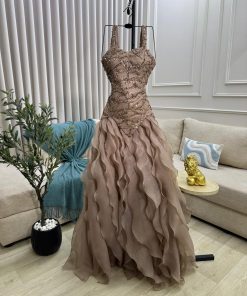 فستان سهرة فاخر مطرز بتصميم كورسيه وتنورة مموجة