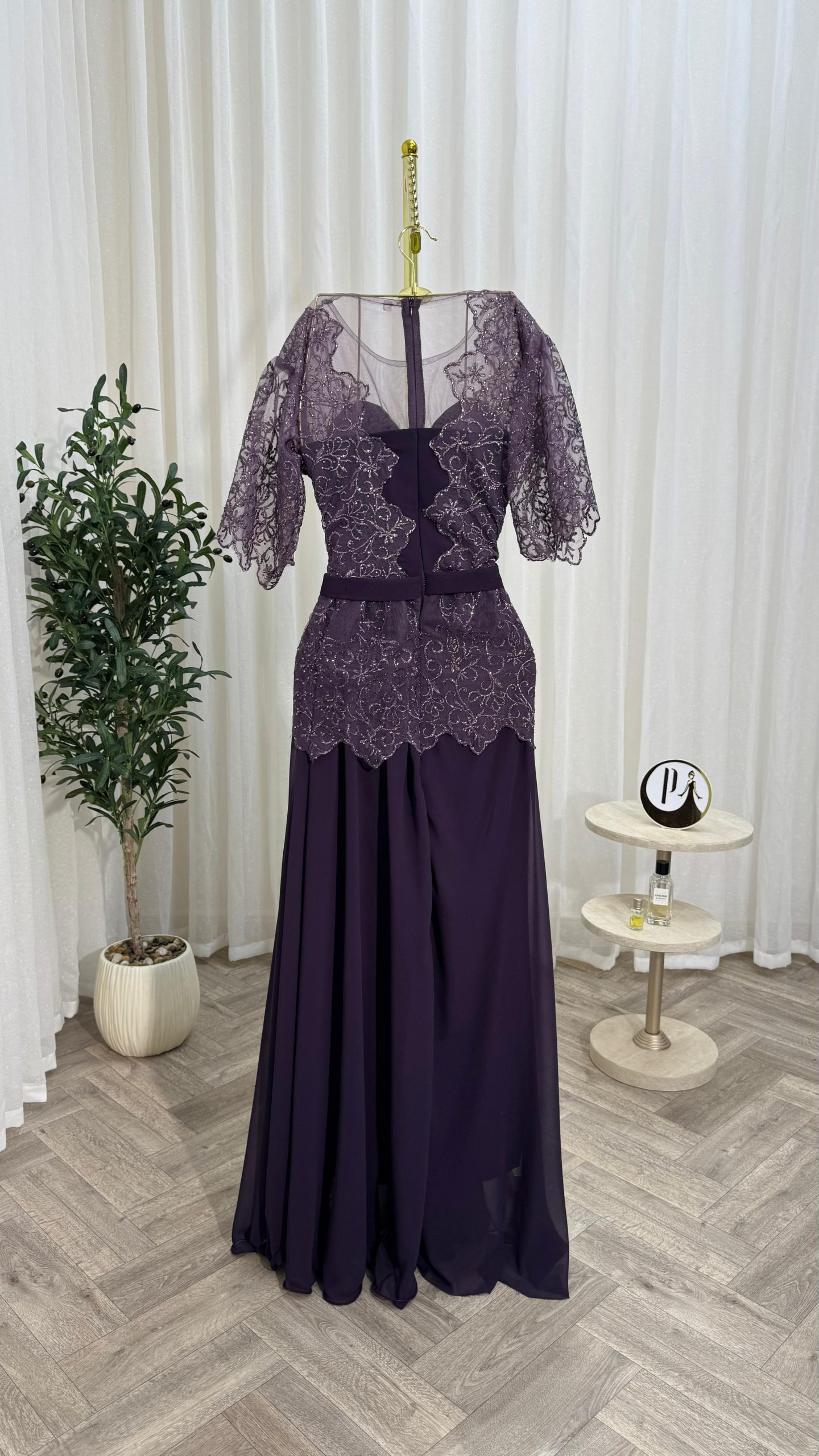 فستان سهرة مزخرف بالخرز تصميم أنثوي وأنيق للمناسبات الراقية - الصورة 6