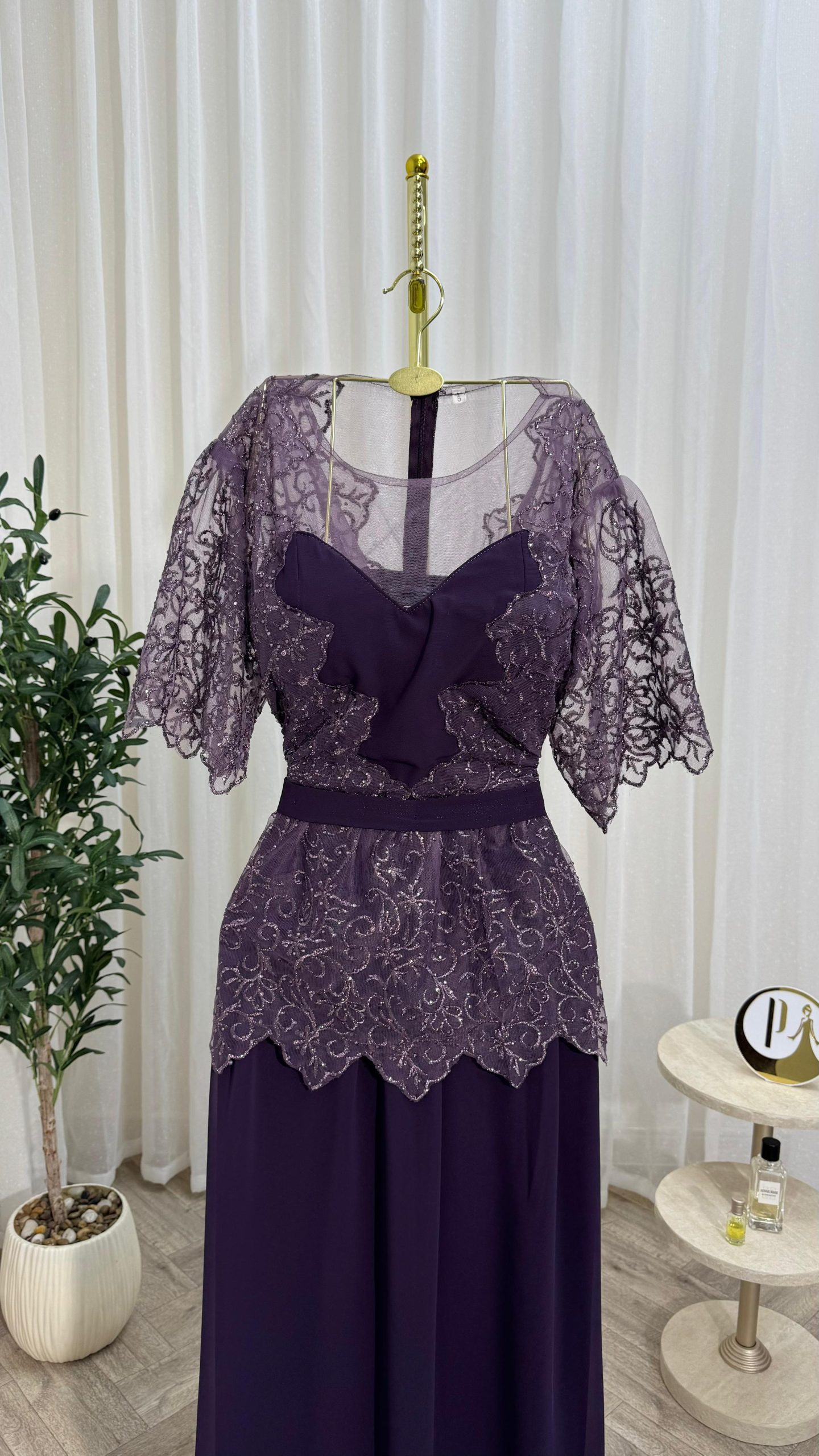 فستان سهرة مزخرف بالخرز تصميم أنثوي وأنيق للمناسبات الراقية - الصورة 2