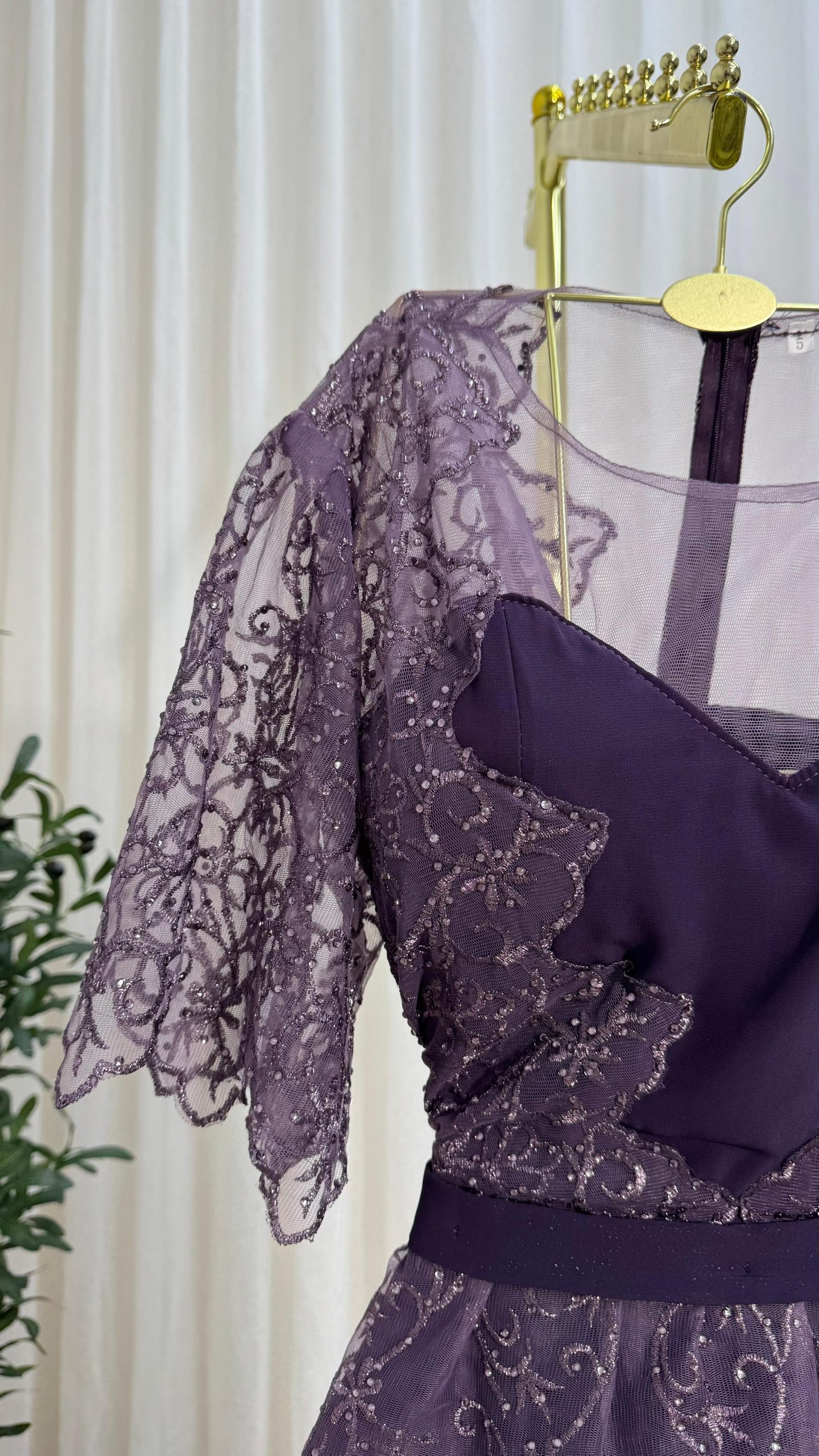 فستان سهرة مزخرف بالخرز تصميم أنثوي وأنيق للمناسبات الراقية - الصورة 3