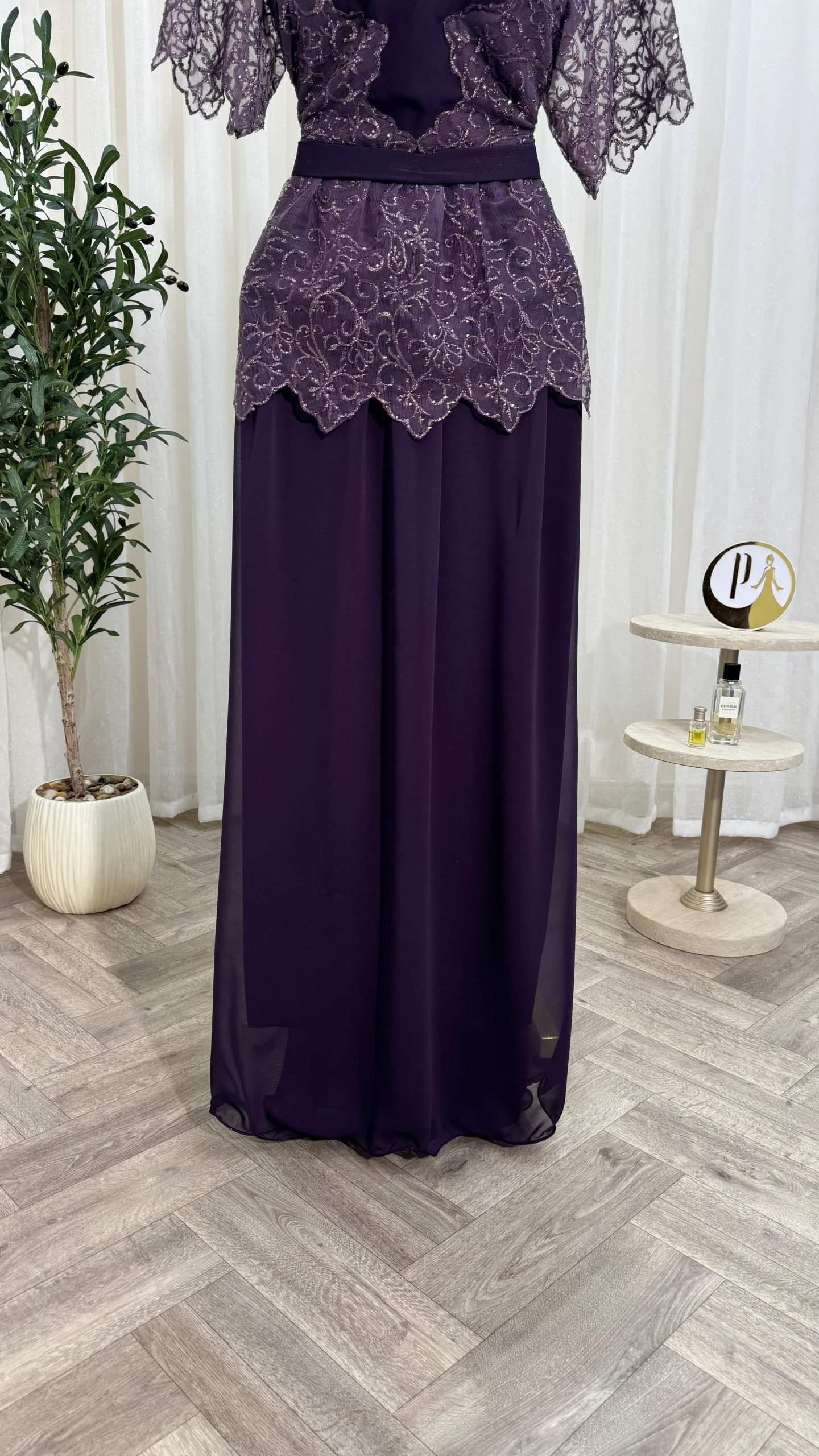 فستان سهرة مزخرف بالخرز تصميم أنثوي وأنيق للمناسبات الراقية - الصورة 4