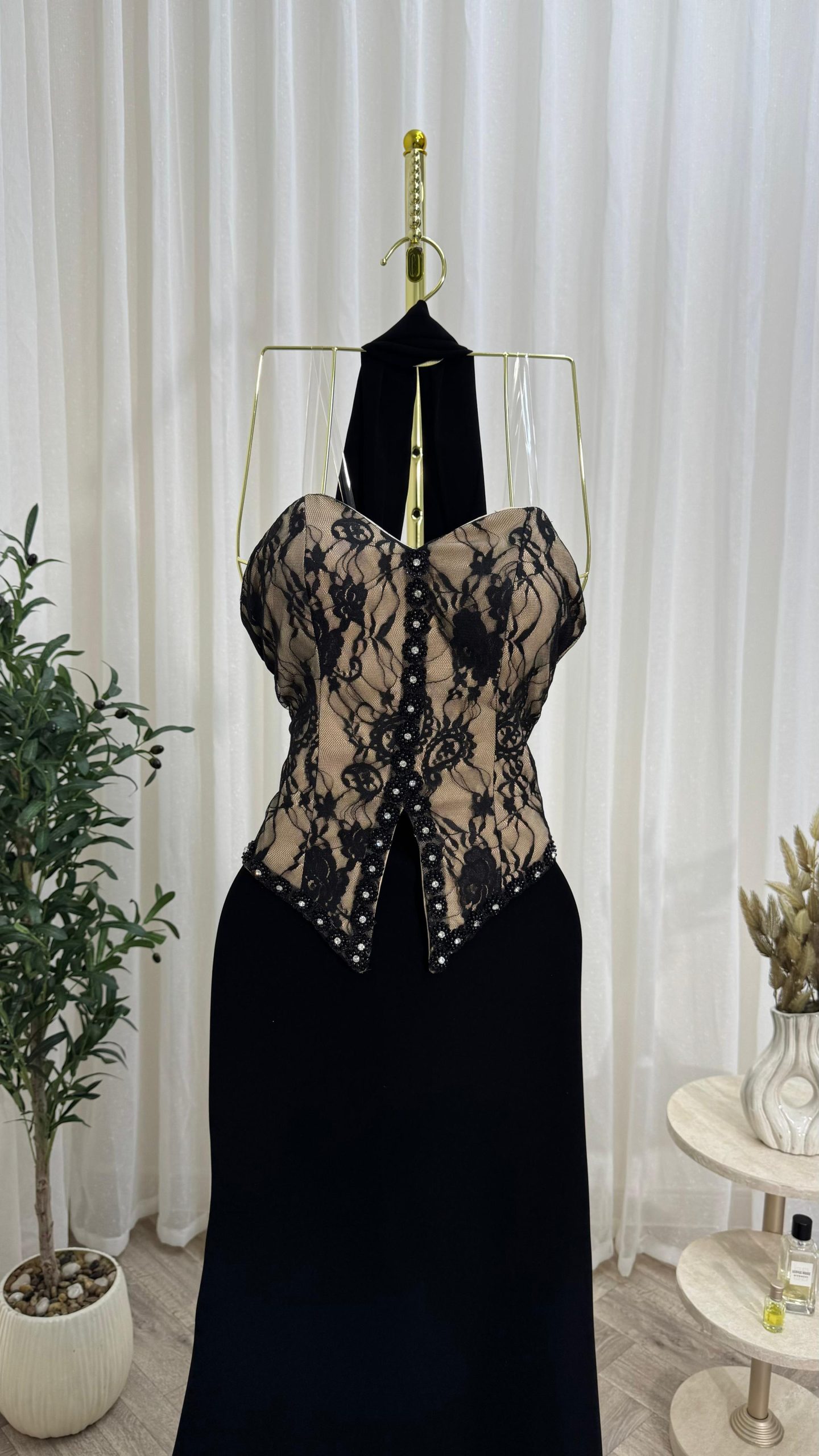 فستان سهرة أسود مزخرف تصميم أنثوي وفاخر للمناسبات - الصورة 4