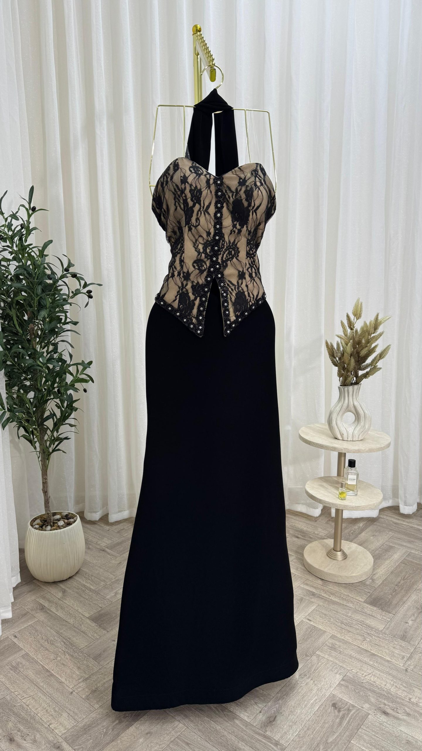 فستان سهرة أسود مزخرف تصميم أنثوي وفاخر للمناسبات