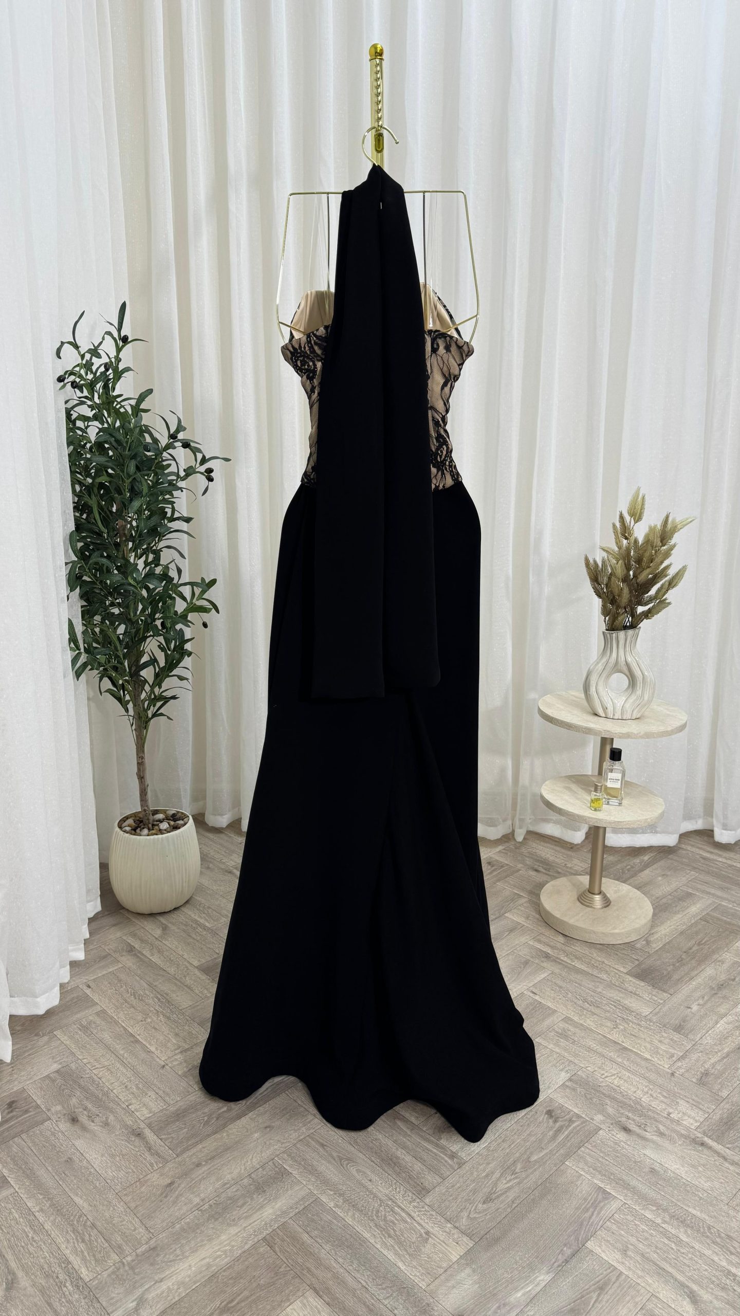 فستان سهرة أسود مزخرف تصميم أنثوي وفاخر للمناسبات - الصورة 2