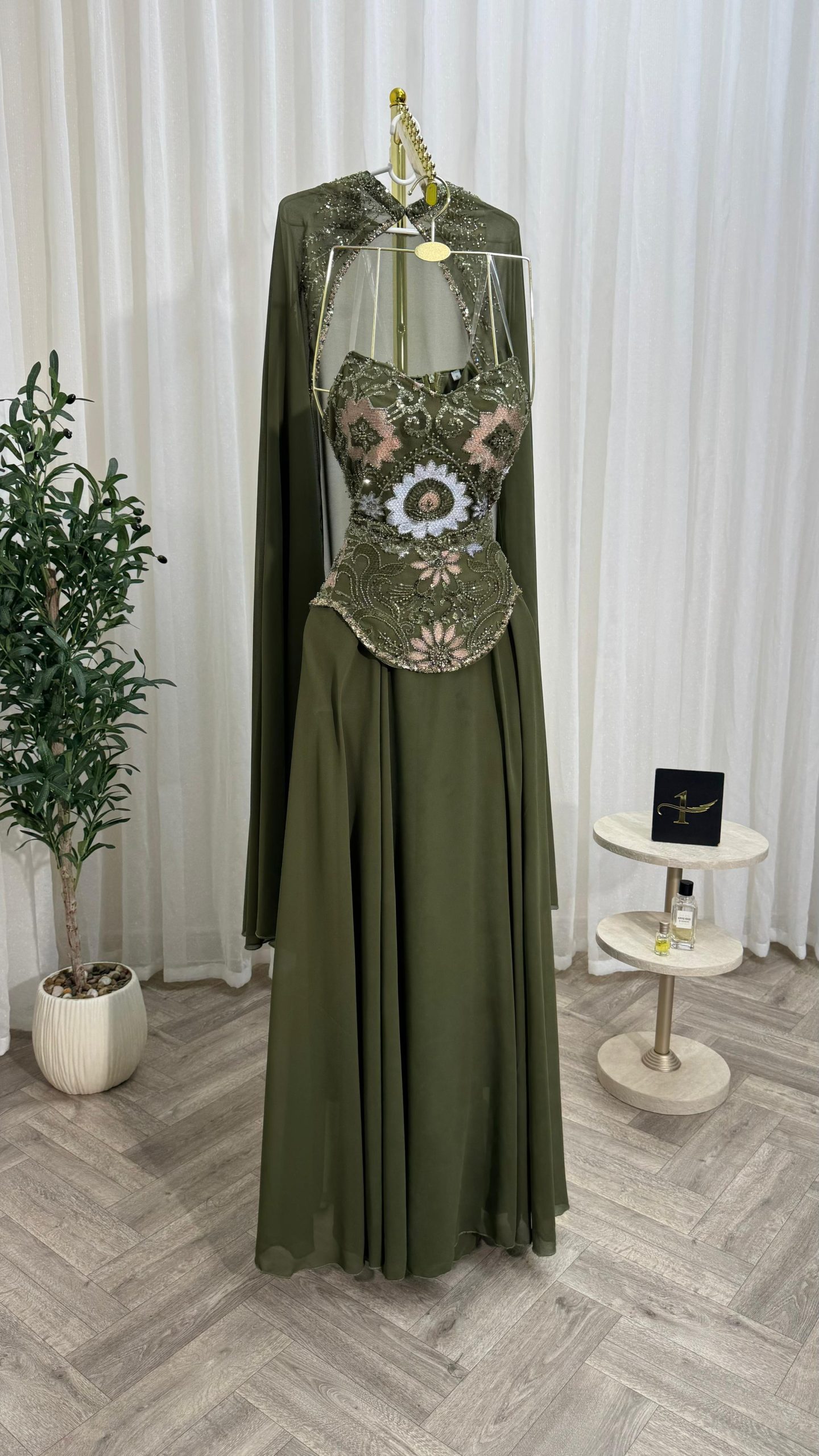 فستان سهرة أخضر مزخرف بالأحجار اللامعة – تصميم أنثوي فاخر للمناسبات - الصورة 2
