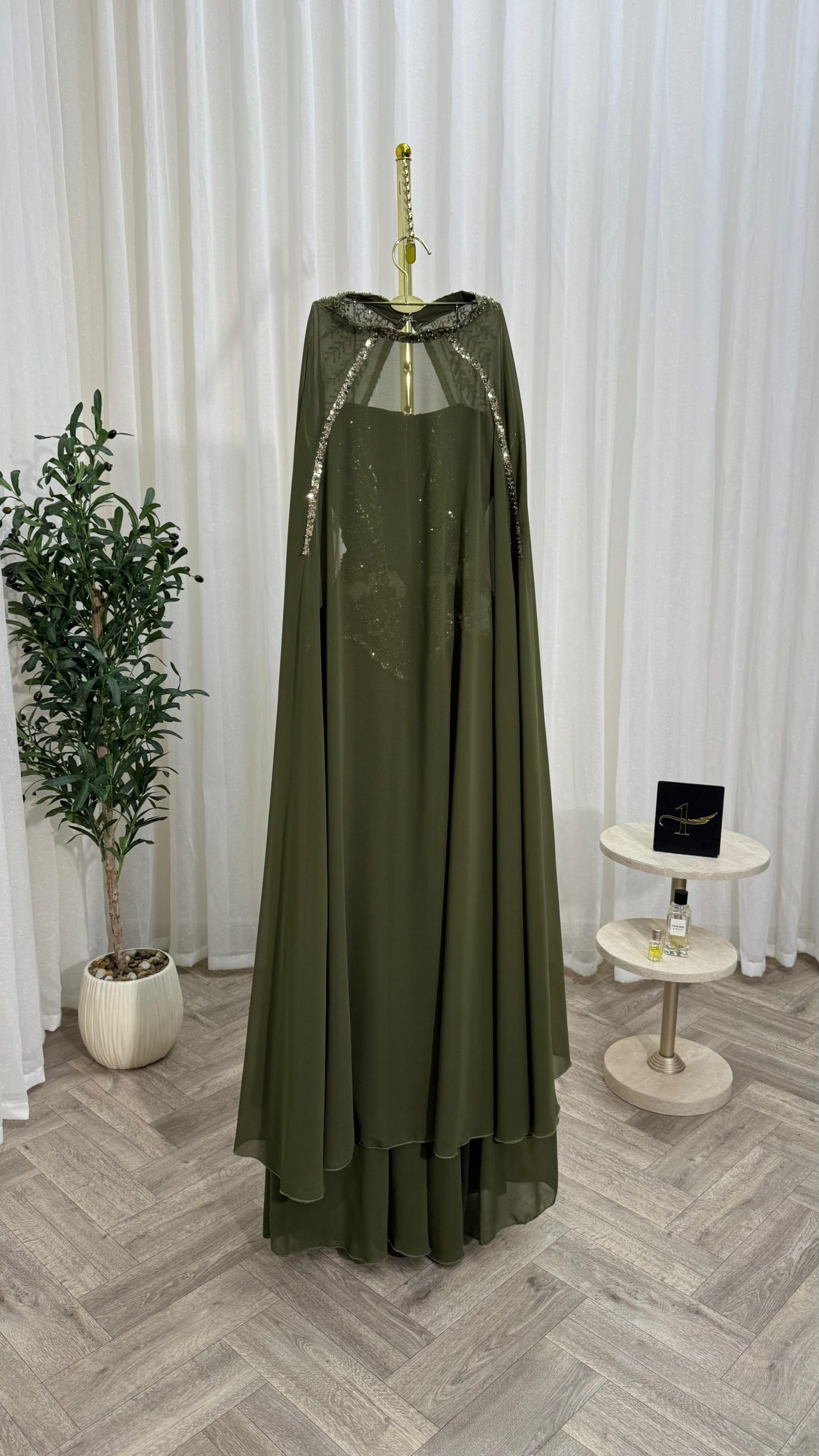 فستان سهرة أخضر مزخرف بالأحجار اللامعة – تصميم أنثوي فاخر للمناسبات - الصورة 4