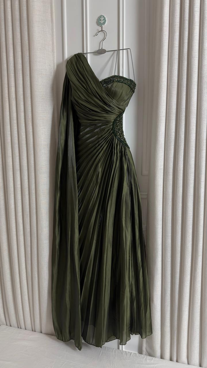 فستان سهرة أخضرتصميم فاخر وأنيق للمناسبات - الصورة 3