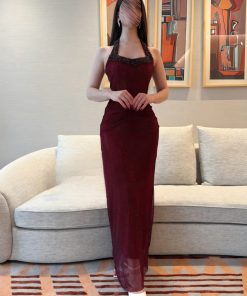 فستان سهرة عنابي بتصميم هالتر وتفاصيل فاخرة