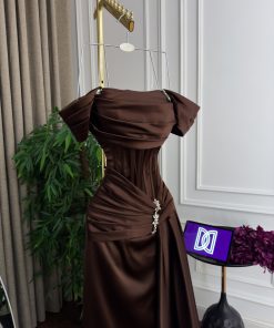 Alternative view of فستان بني طويل بتصميم أنثوي أنيق