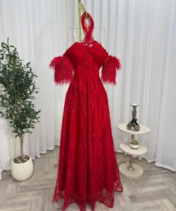 Alternative view of فستان سهرة أحمر بتطريز فاخر وأكمام ريش تصميم أنثوي جريء