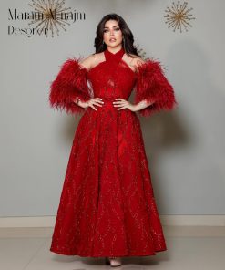 فستان سهرة أحمر بتطريز فاخر وأكمام ريش – تصميم أنثوي جريء