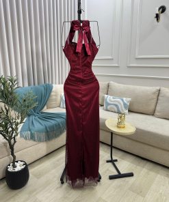 Alternative view of فستان سهرة عنابي بتصميم هالتر وتفاصيل فاخرة