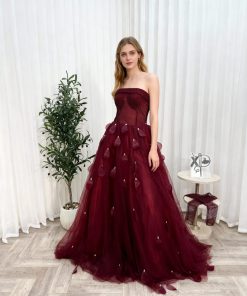 فستان سهرة خمري أنيق بتصميم ستانلس تول مطرز