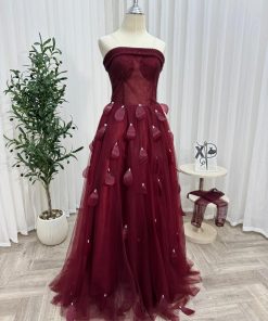 Alternative view of فستان سهرة خمري أنيق بتصميم ستانلس تول مطرز