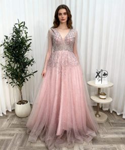 فستان سهرة وردي مطرز بقصة V وأكمام شفافة